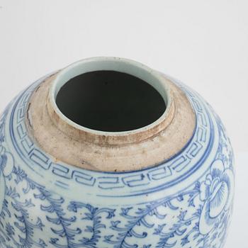 A pair of Chinese blue and white porcelain jars with covers, late Qing dynasty / around 1900.