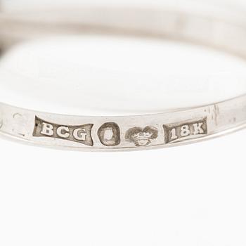 Ring, 18K white gold with three brilliant-cut diamonds totalling 0.92 ct.