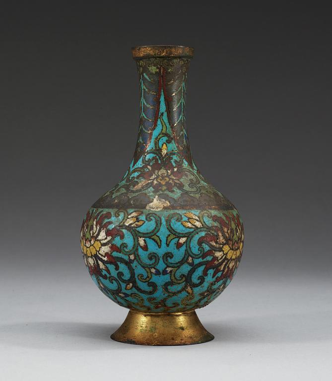 VAS, cloisonné. Ming dynastin.