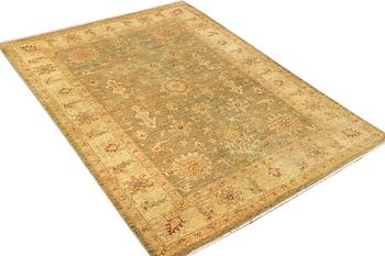 An Ushak rug, c. 244 x 167 cm.