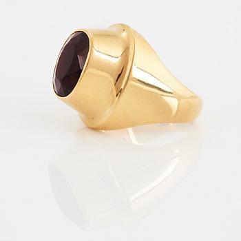 Sigurd Persson ring 18K guld med en fasettslipad granat.