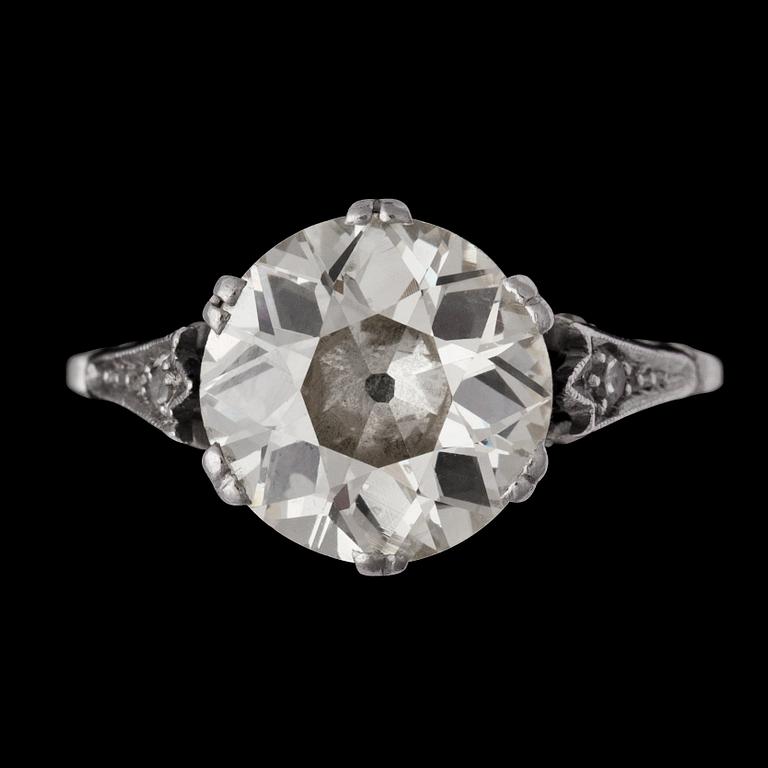 RING, antikslipad diamant, ca 3 ct, samt mindre på vardera sida.
