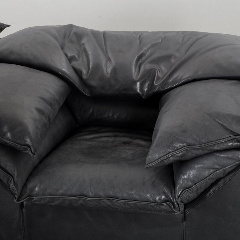 A PAIR OF "MONZA" LEATHER ARMCHAIRS BY EILERSEN.