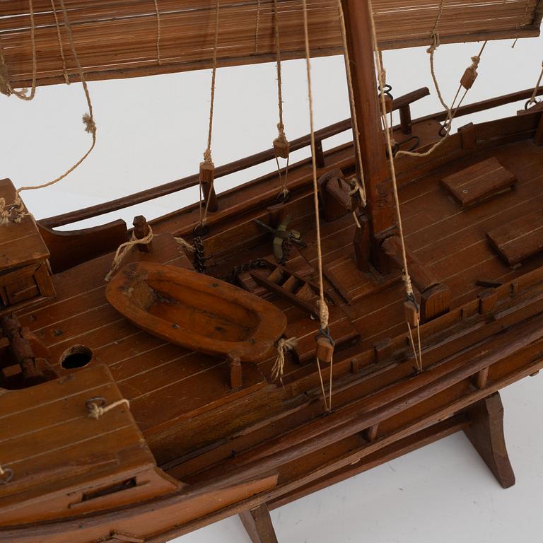 Boat model of a junk, first half of the 20th Century.