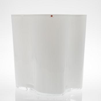 VAS, opalglas, signerad Alvar Aalto, Iittala 1970/80-tal.