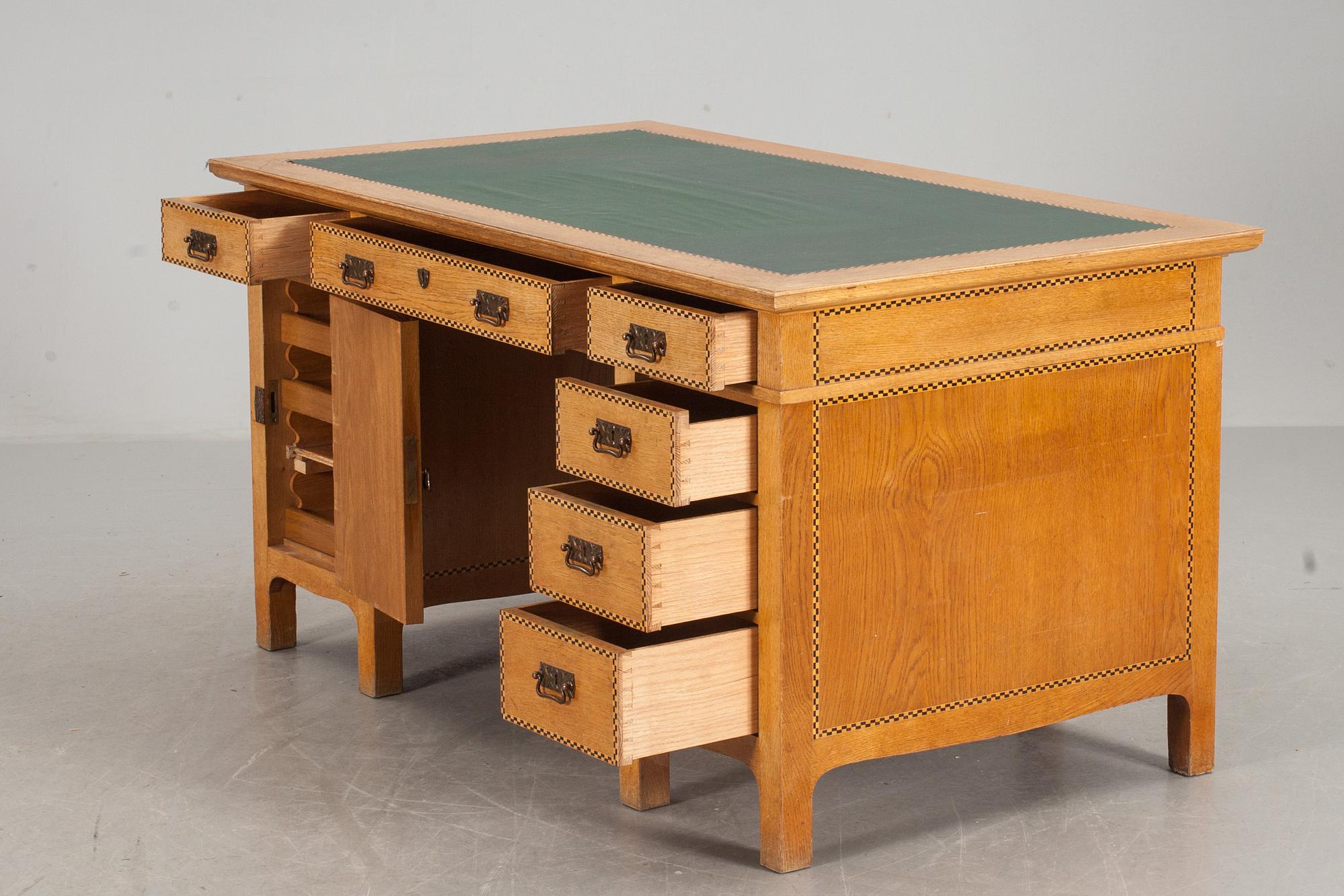 SKRIVBORD samt KARMSTOL. Jugend, Sverige 1900-talets första hjälft.