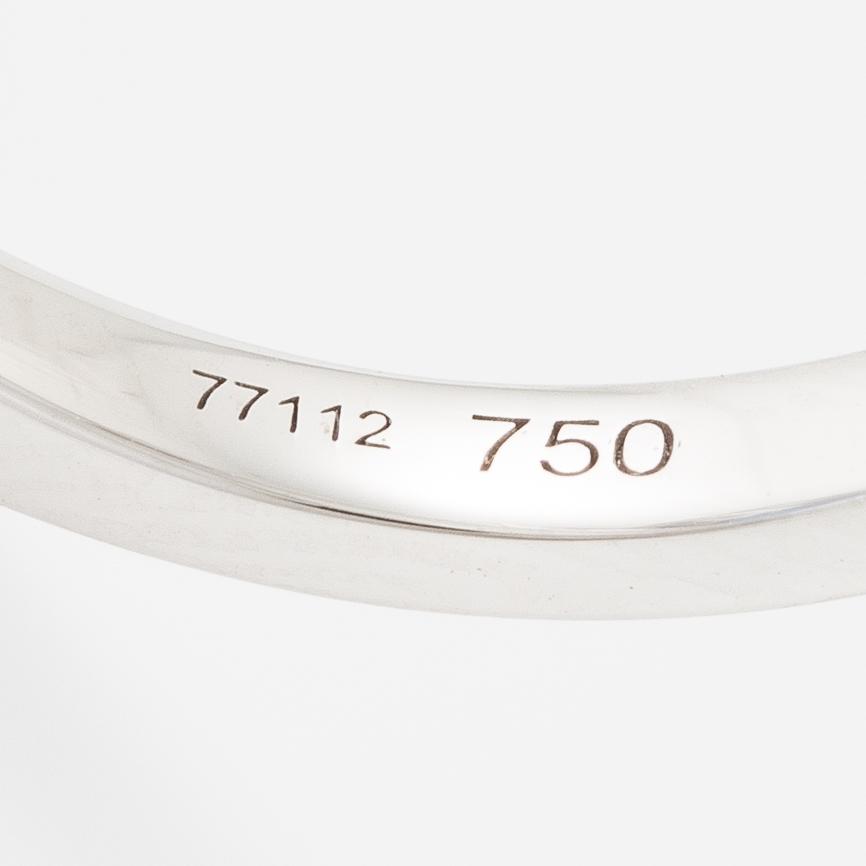 Ring 18K white gold with sapphire and brilliant-cut diamonds.