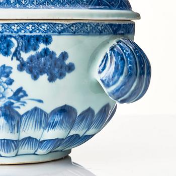 A Chinese tureen with cover, Qing dynasty, Qianlong (1736-95).