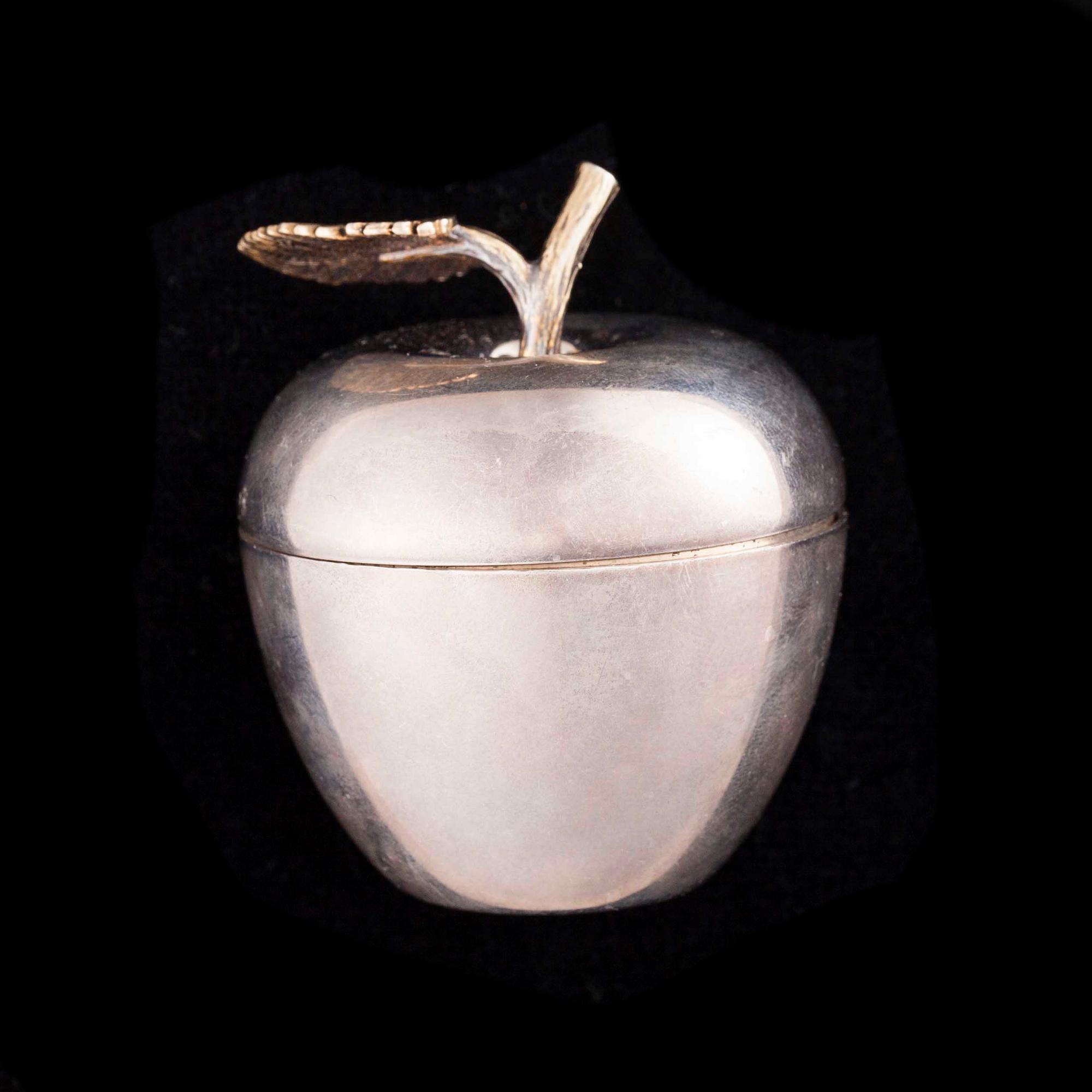 ETUI, silver, i form av äpple, Tiffany. Vikt 38 g.