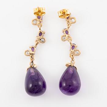 Earrings, Mandelstam, 18K gold, set with cabochon-cut amethysts, brilliant-cut diamonds, and faceted amethysts.