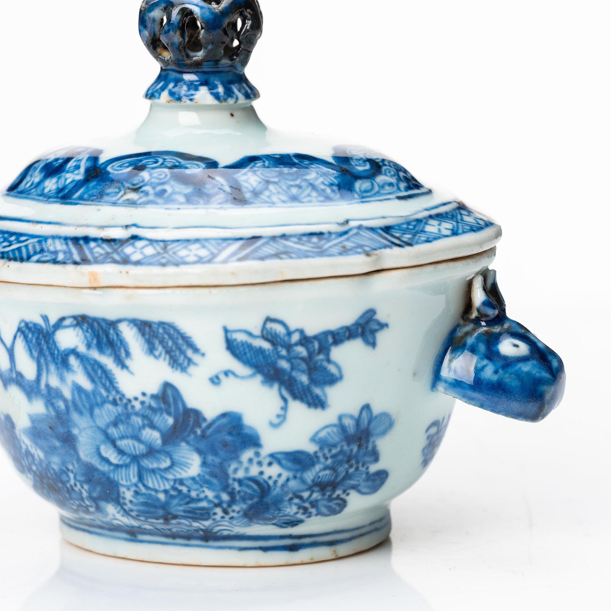 A blue and white tureen with cover, Qing dynasty, Qianlong (1736-95).