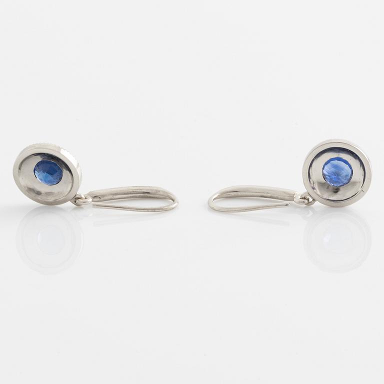Earrings with sapphires and brilliant-cut diamonds.
