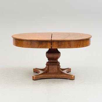 A late 19th century mahogony dining table with two extension leafs.