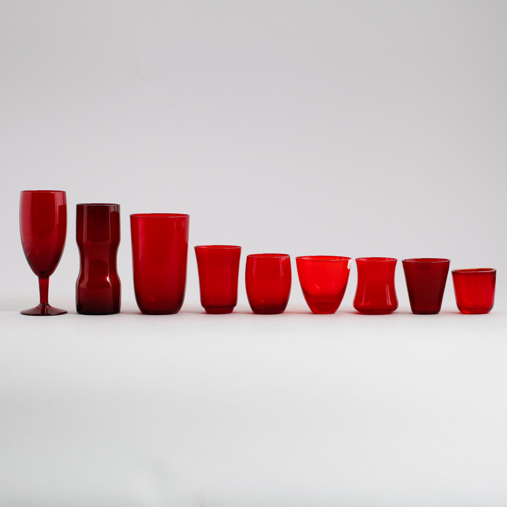 GLASSERVIS, 47 delar, rött glas, Monica Bratt, Reijmyre.