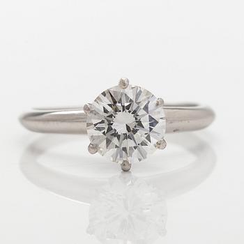 Ring, solitär, platina med briljantslipad diamant.