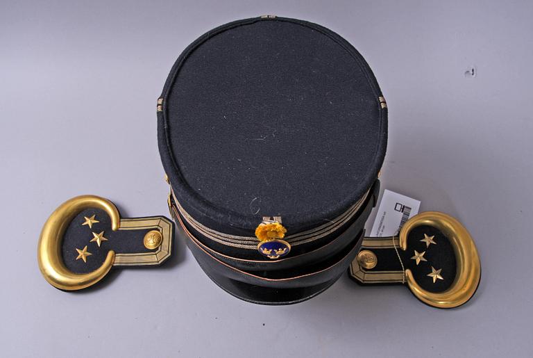 UNIFORMSMÖSSA och EPÅLETTER, ett par.