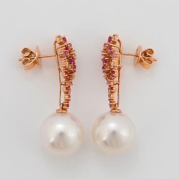 Ett par örhängen med odlade Söderhavspärlor samt runda briljantslipade diamanter och rosa safirer.