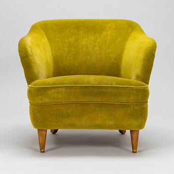 A mid-20th-century armchair.