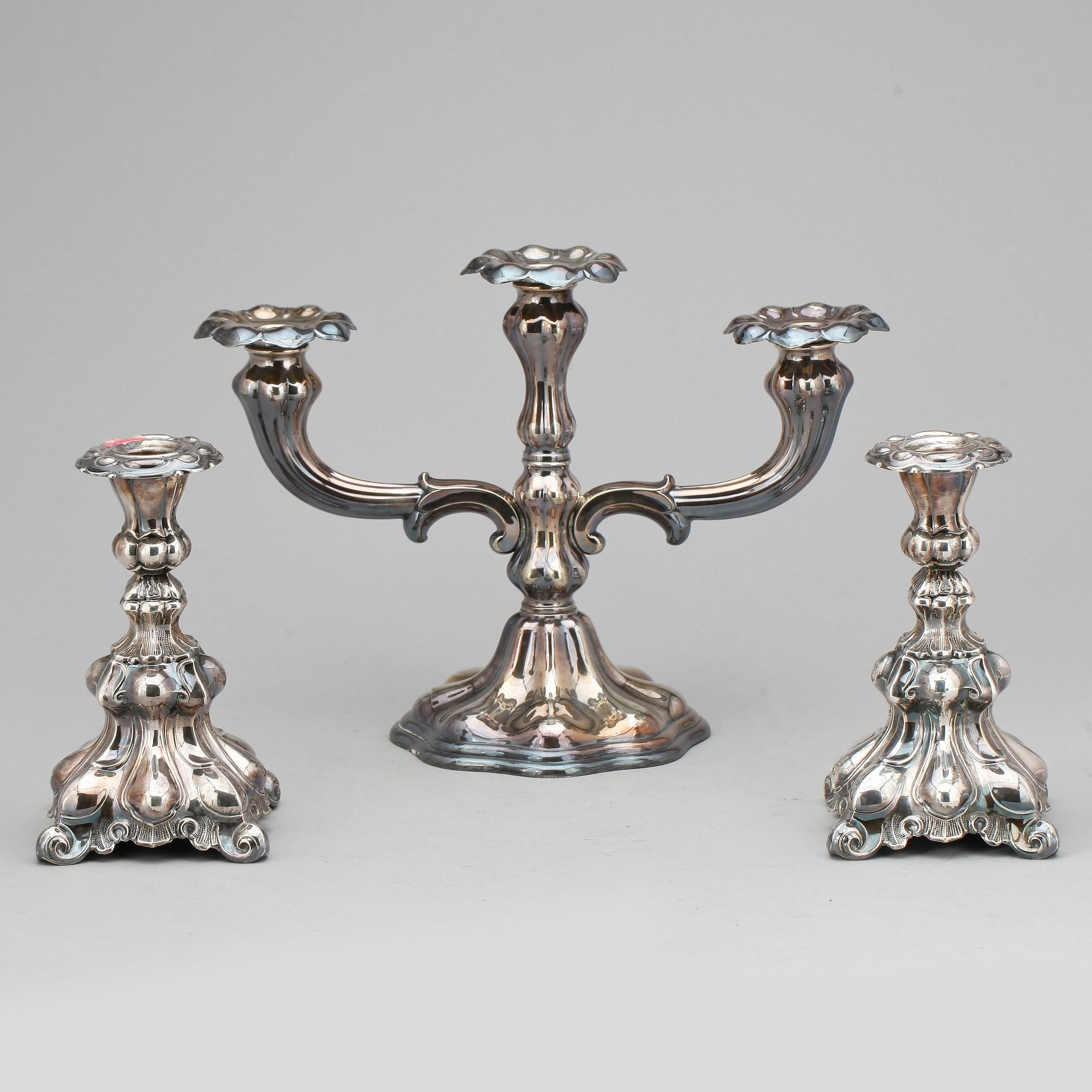 KANDELABER, nysilver respektive LJUSSTAKAR, ett par, silver, rokokostil, svenska importstämplar, 1900-tal.