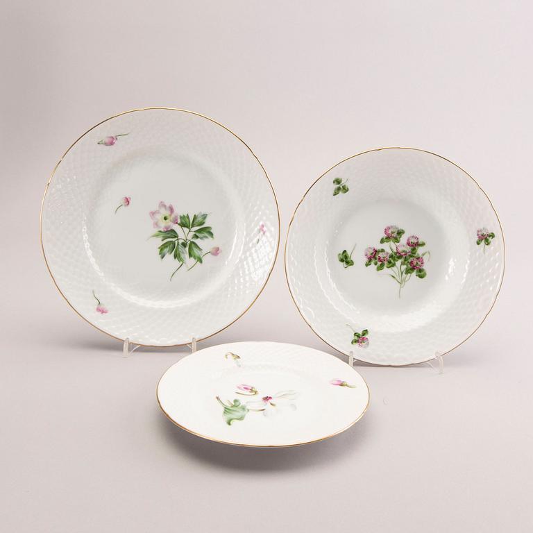 A Bing & Grondahl 59 pcs porcelain dinner service.