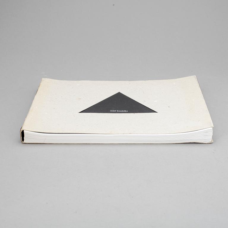 JOSEF KOUDELKA, fotobok, "Black Triangle", 1994, ISBN 80-901131-4-1.