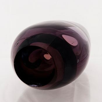 ELLA VARVIO, maljakko/ lasiveistos, signeerattu Ella Varvio 2017.