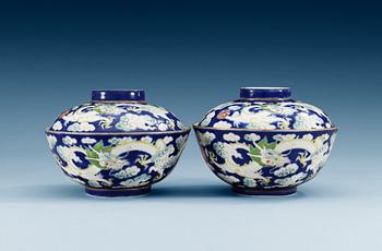 1669. SKÅLAR med LOCK, ett par, porslin. Qing dynastin (1644-1912), med Daoguangs märke.