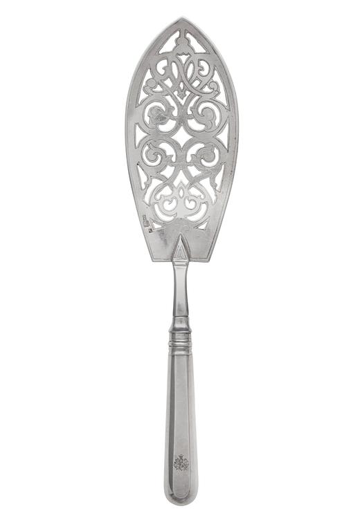 FISKSPADE, 84 silver, Stämplad HL. Henrik Lassas St. Petersburg 1882. Längd 31 cm. Vikt 139 g.