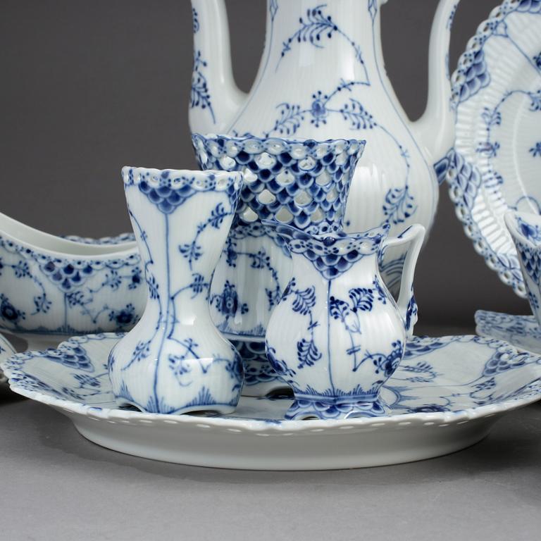 SERVISDELAR, porslin, 66 delar, "Musselmalet", Royal Copenhagen.