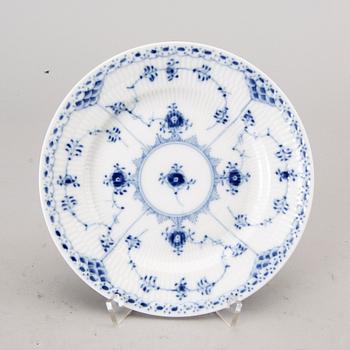 SERVISDELAR, porslin, 59 delar, "Musselmalet, halvblond", Royal Copenhagen.