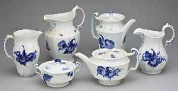 MAT samt KAFFESERVIS, porslin, 130 delar, "Blå blomst", Royal Copenhagen, 1900-talets mitt.