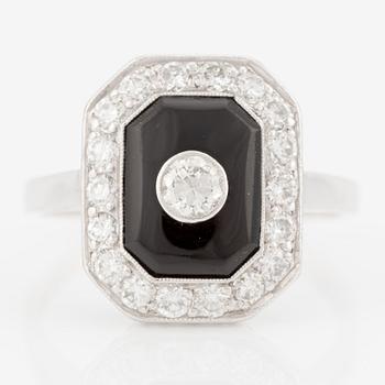 Ring 18K vitguld med onyx och runda briljantslipade diamanter.