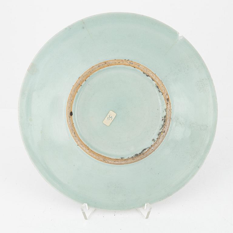 Tallrikar, 5 st, samt en vas, porslin, Kanton, Kina, 1800-talets andra hälft.