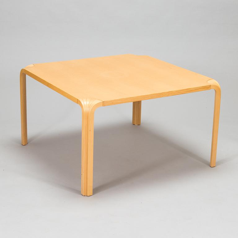 Alvar Aalto, soffbord, MX800B, Artek. Modellen formgiven år 1954.