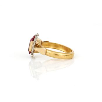 RING, 23K guld med syntetisk rosa safir, tot ca 3,70 ct och små diamanter, Wahlberg, Gävle, 1890. Total vikt ca 7,59 g.