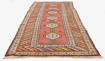 Gallerimatta antik Meshkin , nordvästra Persien, ca 343 x 117 cm.