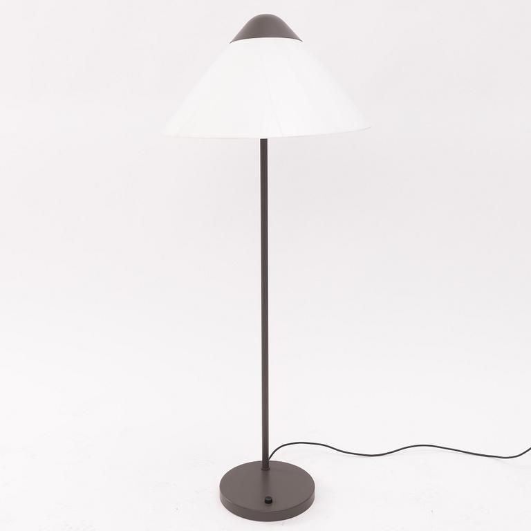 Hans J. Wegner, golvlampa, "Opala", Louis Poulsen, Danmark.