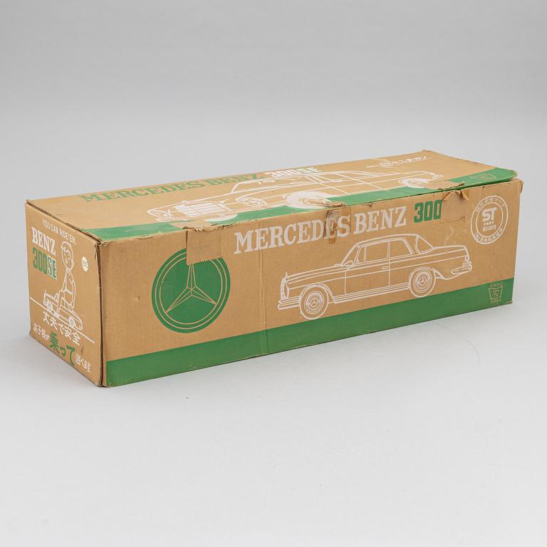 A scale tin model of a Mercedes-Benz 300 SE by Ichiko, in a box.