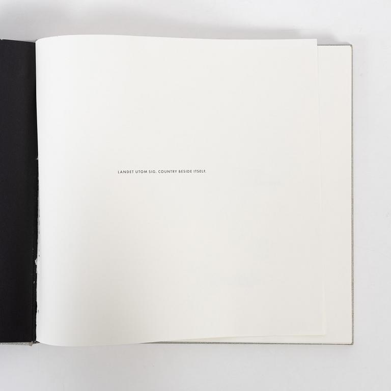 Lars Tunbjörk, book "Landet utom sig", 1st edition, 1993.