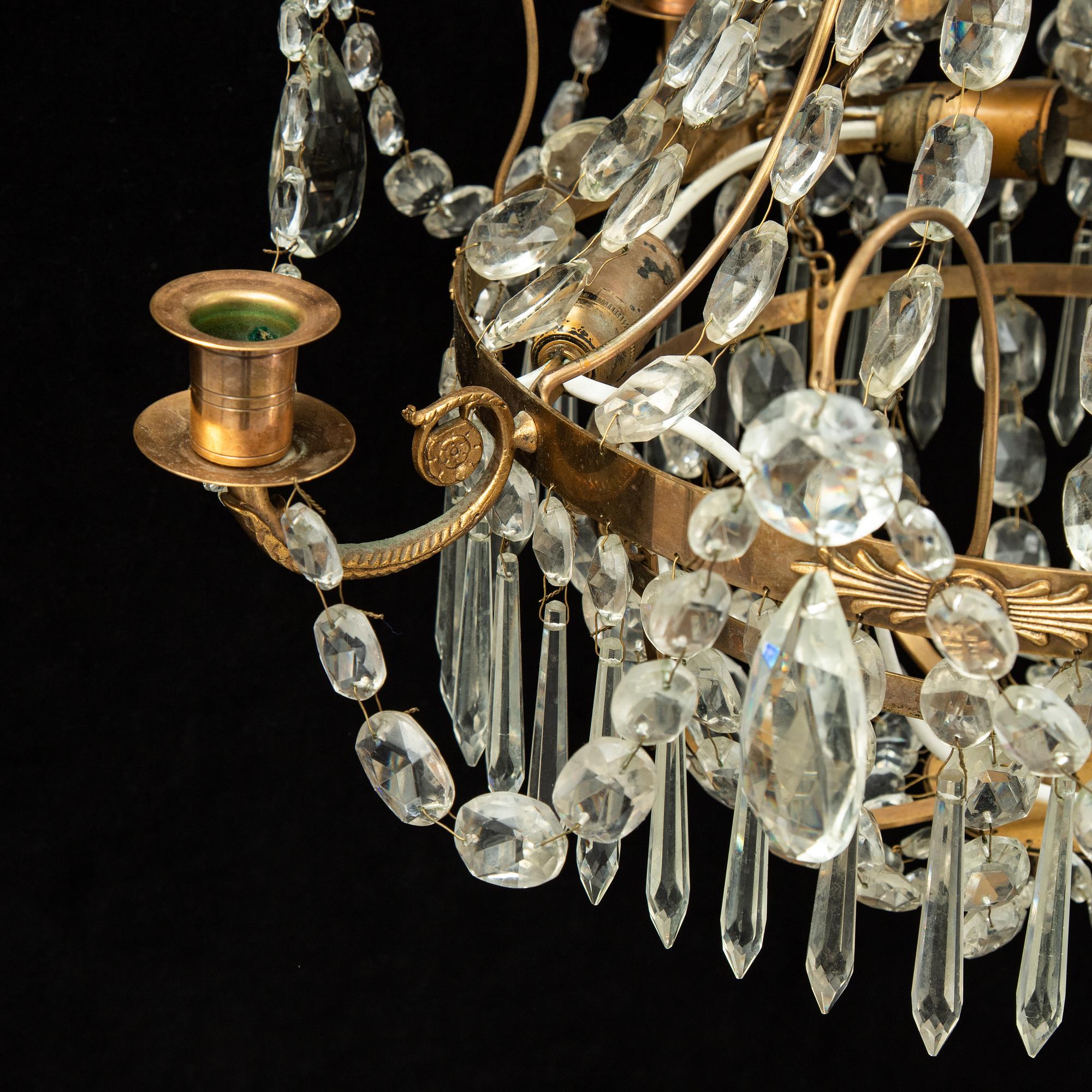 A 20th century gustavian style chandelier.