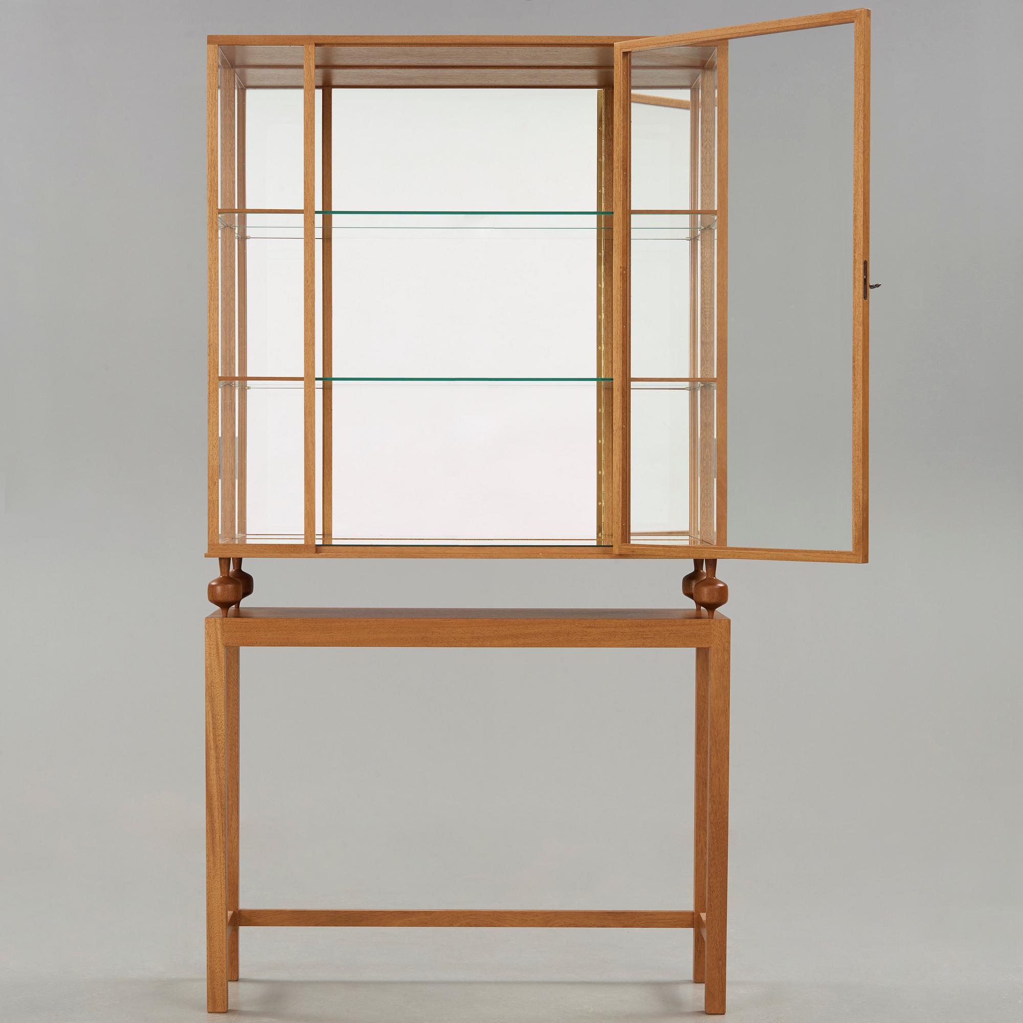 JOSEF FRANK, vitrinskåp av mahogny för Firma Svenskt Tenn, modell 2077, efter 1985.