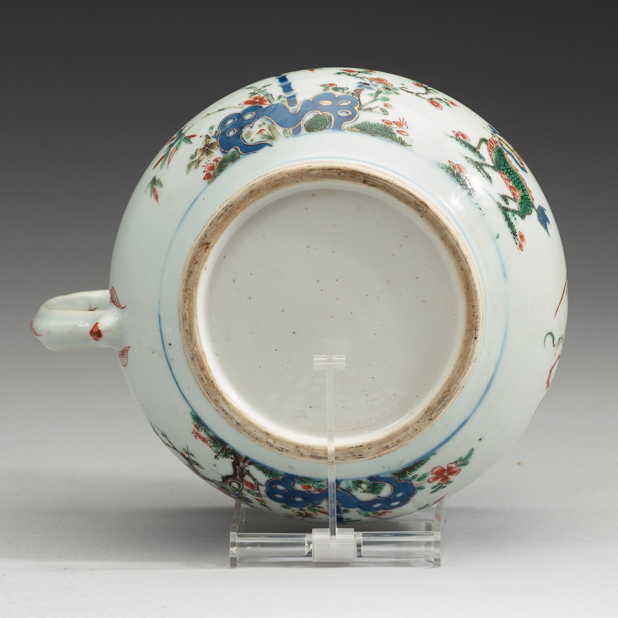 A porcelain chamber pot and cover, Qing dynasty, early 18th Century.