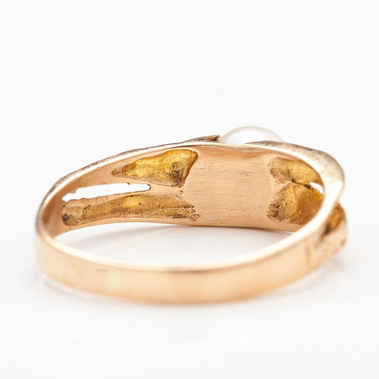 BJÖRN WECKSTRÖM, A 14K gold ring "Lapp spring" with a cultured pearl. Lapponia.