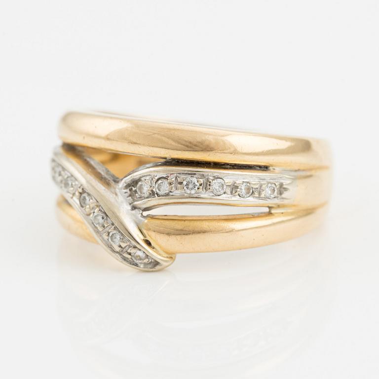 Ring in 18K gold with small brilliant-cut diamonds.