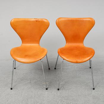 Six 'Serie 7' leather upholstered chairs by Arne Jacobsen for Fritz Hansen.