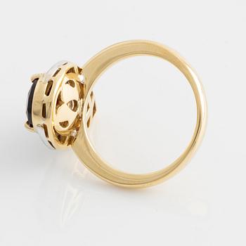 Ring med droppformad granat och briljantslipade diamanter.