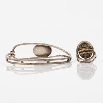 Armring samt ring, silver med cabochonslipade stenar.