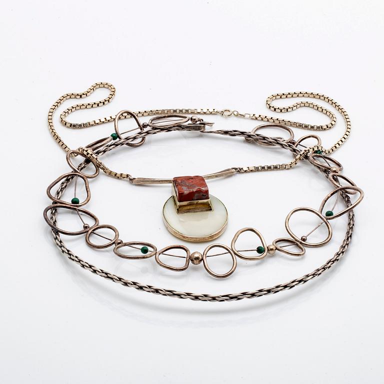 3 silvercollier, malakitkulor, pärlemor och rött stenämne, virad halsring Georg Jensen.