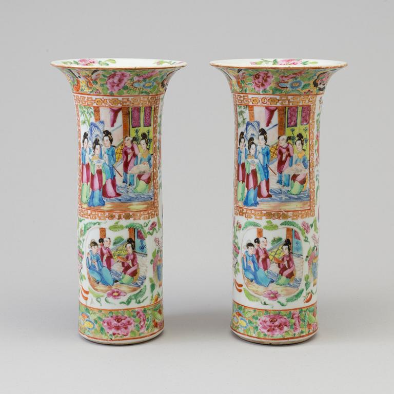 A pair of famille rose Canton porcelain vases, Qing dynasty, 19th century.