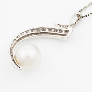Pendant, 18K white gold with a cultured pearl and baguette and brilliant-cut diamonds.